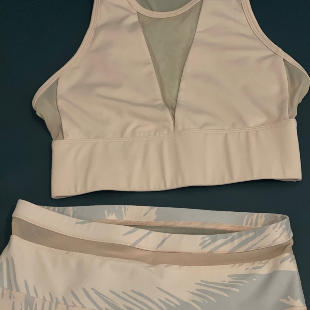 Fabletics leggings and bra matching set. Excellent used cond. Leggings-S, Bra-M